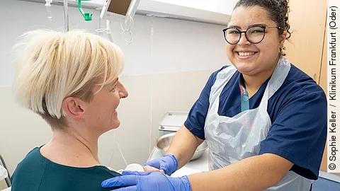 Pflegefachkraft mit Patientin