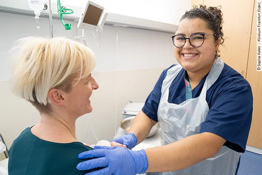 Pflegefachkraft mit Patientin
