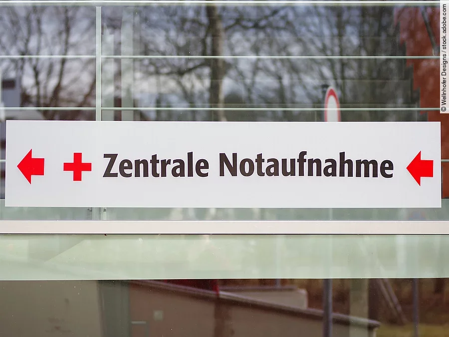 Ein weißes Schild mit der Aufschrift: "Zentrale Notaufnahme"