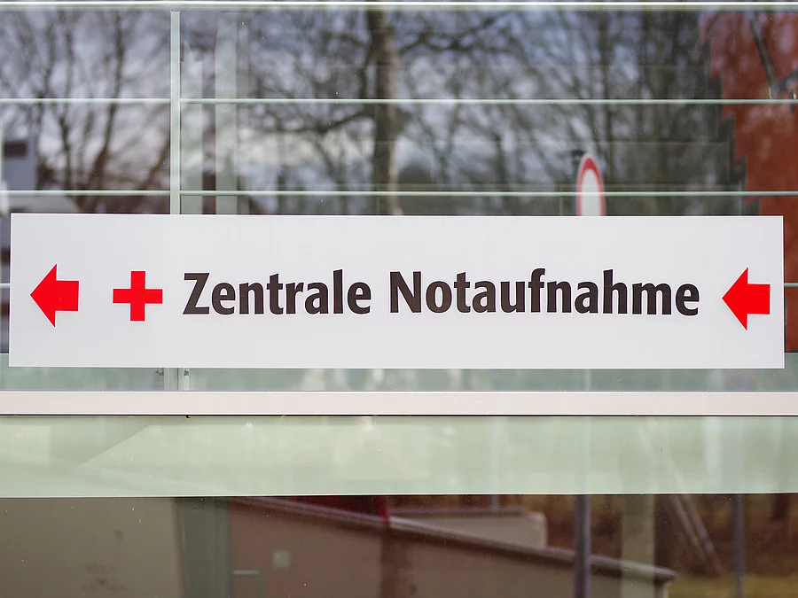 Ein weißes Schild mit der Aufschrift: "Zentrale Notaufnahme"