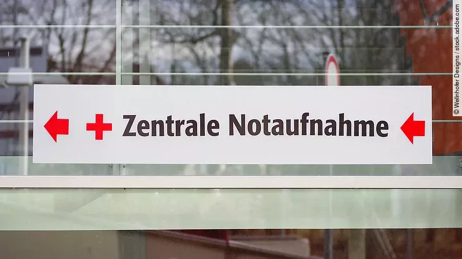 Ein weißes Schild mit der Aufschrift: "Zentrale Notaufnahme"