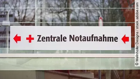 Notaufnahme Ein weißes Schild mit der Aufschrift: "Zentrale Notaufnahme"