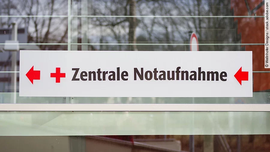 Ein weißes Schild mit der Aufschrift: "Zentrale Notaufnahme"