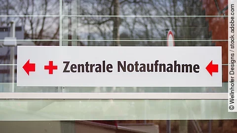 Ein weißes Schild mit der Aufschrift: "Zentrale Notaufnahme"