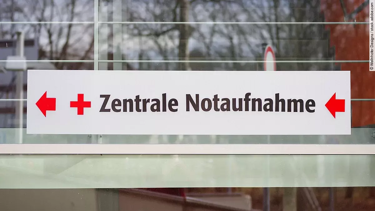Ein weißes Schild mit der Aufschrift: "Zentrale Notaufnahme"