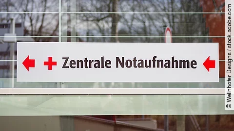 Ein weißes Schild mit der Aufschrift: "Zentrale Notaufnahme"