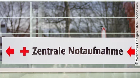 Ein weißes Schild mit der Aufschrift: "Zentrale Notaufnahme"