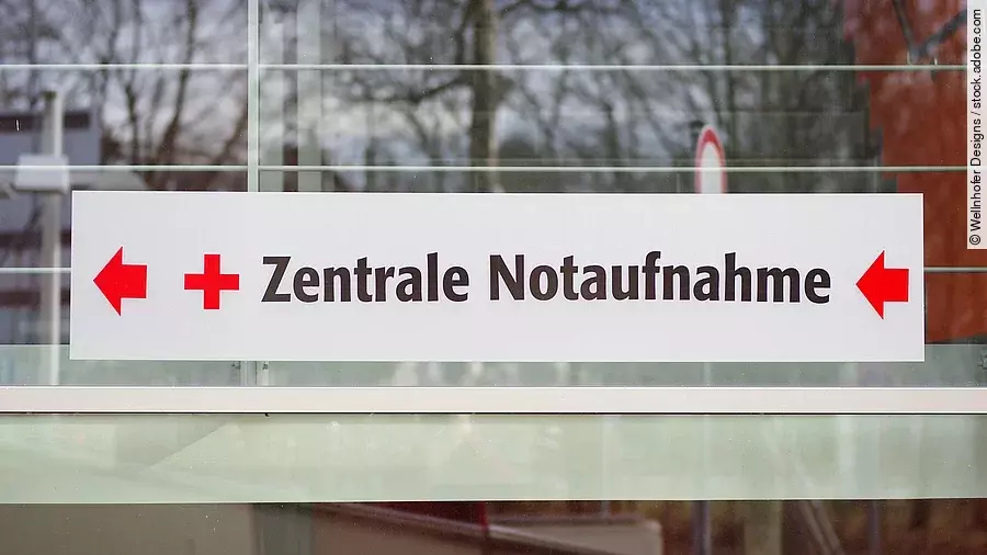 Notaufnahme Ein weißes Schild mit der Aufschrift: "Zentrale Notaufnahme"