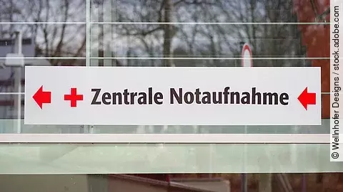 Ein weißes Schild mit der Aufschrift: "Zentrale Notaufnahme"