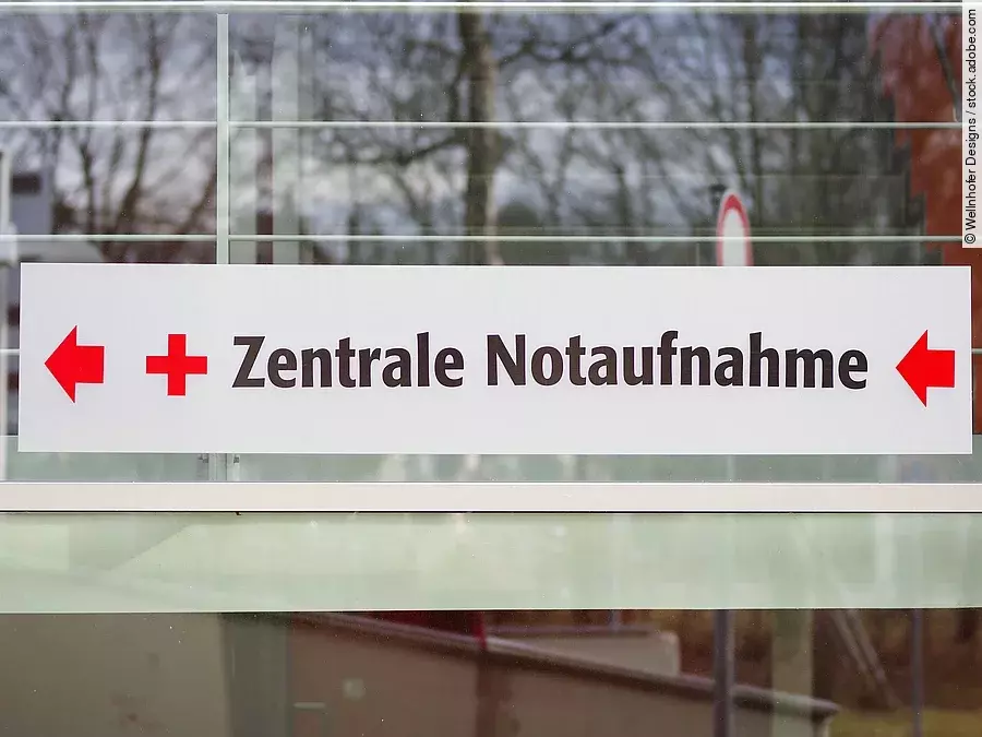 Ein weißes Schild mit der Aufschrift: "Zentrale Notaufnahme"