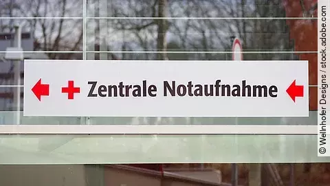 Ein weißes Schild mit der Aufschrift: "Zentrale Notaufnahme"