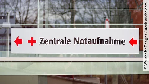 Notaufnahme Ein weißes Schild mit der Aufschrift: "Zentrale Notaufnahme"