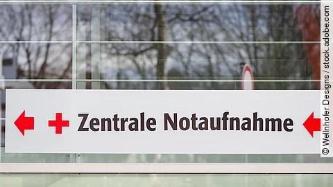 Notaufnahme Ein weißes Schild mit der Aufschrift: "Zentrale Notaufnahme"
