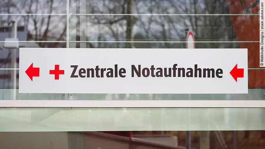 Ein weißes Schild mit der Aufschrift: "Zentrale Notaufnahme"