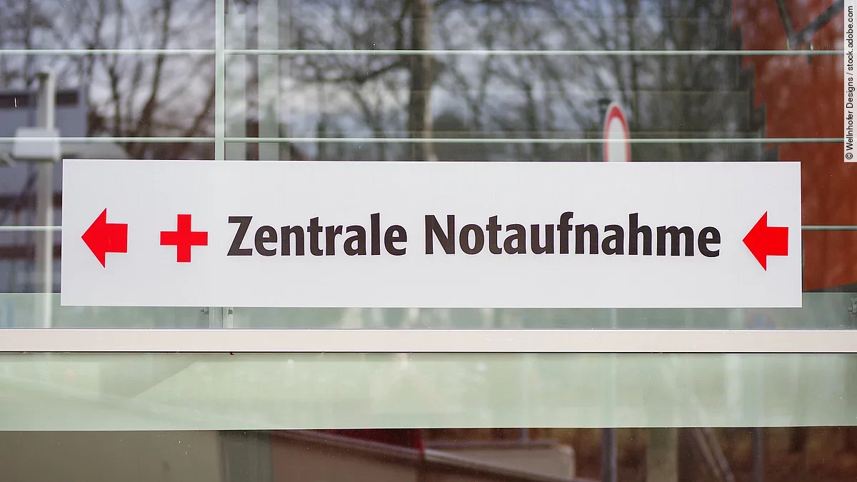 Ein weißes Schild mit der Aufschrift: "Zentrale Notaufnahme"