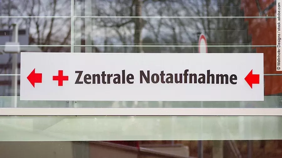 Ein weißes Schild mit der Aufschrift: "Zentrale Notaufnahme"