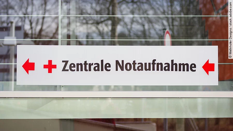 Ein weißes Schild mit der Aufschrift: "Zentrale Notaufnahme"