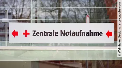 Ein weißes Schild mit der Aufschrift: "Zentrale Notaufnahme"