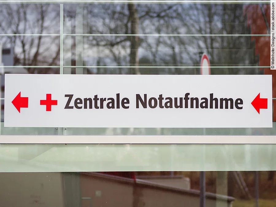 Notaufnahme Ein weißes Schild mit der Aufschrift: "Zentrale Notaufnahme"