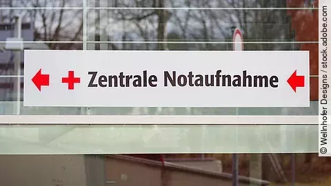 Notaufnahme Ein weißes Schild mit der Aufschrift: "Zentrale Notaufnahme"