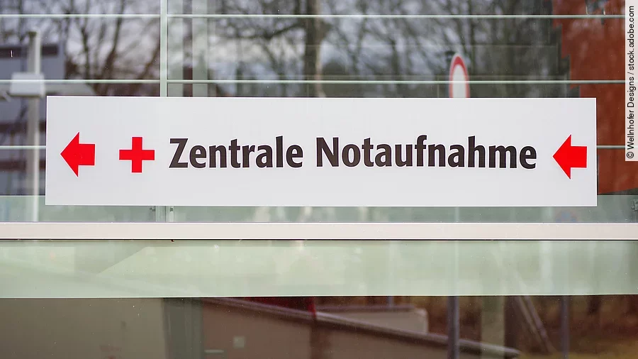 Ein weißes Schild mit der Aufschrift: "Zentrale Notaufnahme"
