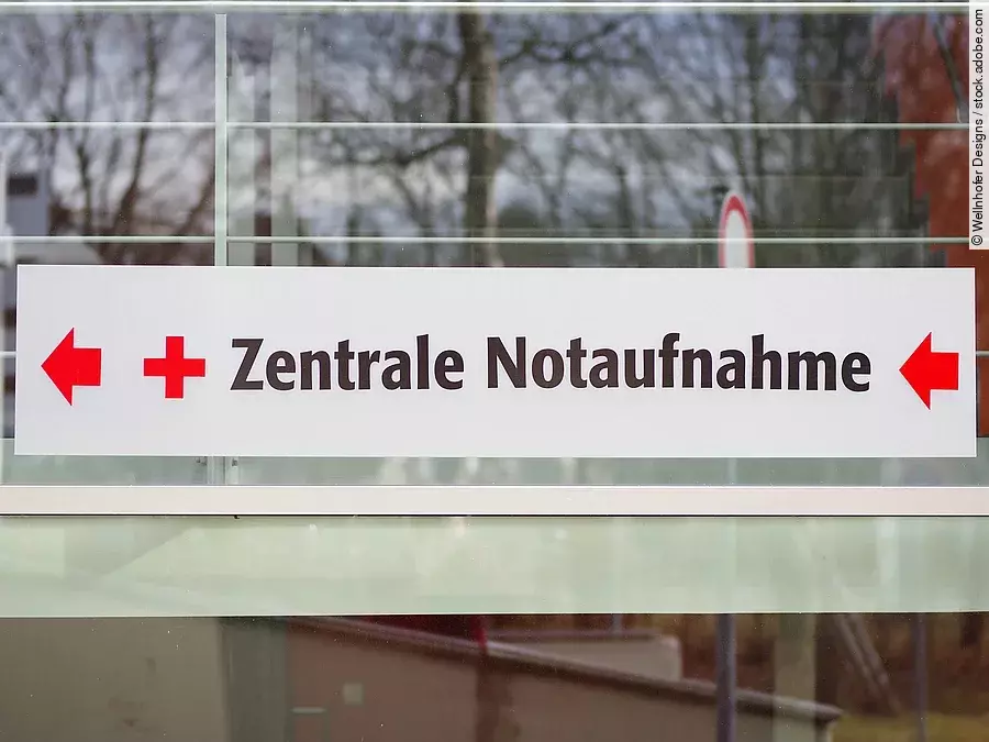 Ein weißes Schild mit der Aufschrift: "Zentrale Notaufnahme"