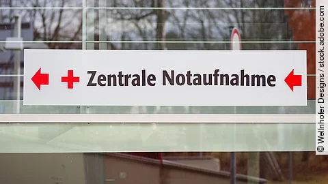 Ein weißes Schild mit der Aufschrift: "Zentrale Notaufnahme"