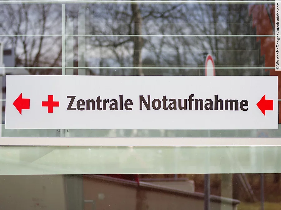 Ein weißes Schild mit der Aufschrift: "Zentrale Notaufnahme"