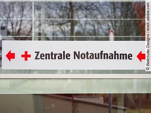 Ein weißes Schild mit der Aufschrift: "Zentrale Notaufnahme"