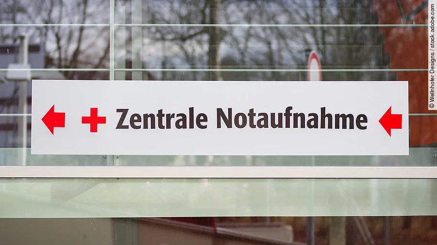 Ein weißes Schild mit der Aufschrift: "Zentrale Notaufnahme"