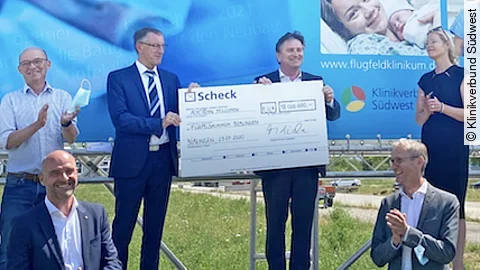Scheckübergabe für das Flugfeldklinikum