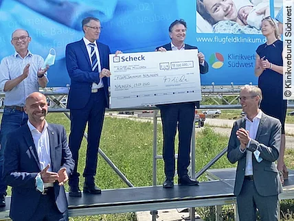 Scheckübergabe für das Flugfeldklinikum