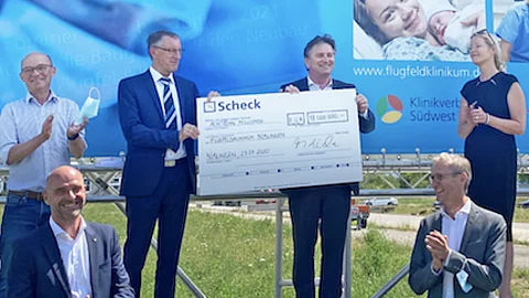 Scheckübergabe für das Flugfeldklinikum Scheckübergabe für das Flugfeldklinikum