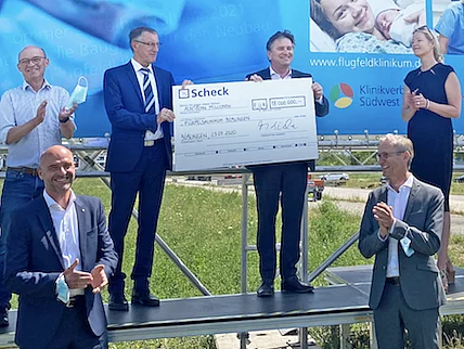 Scheckübergabe für das Flugfeldklinikum