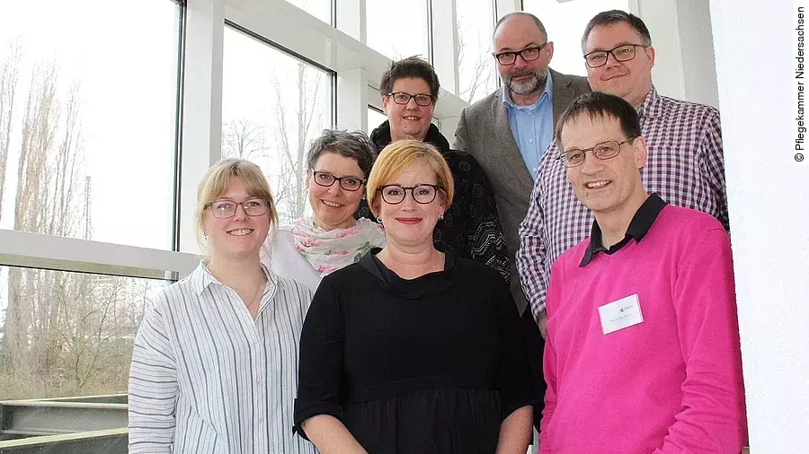 Vorstand Pflegekammer Niedersachsen untere Reihe v.l.n.r.: Nora Wehrstedt, Nadya Klarmann, Sascha Sandhorst, obere Reihe v.l.n.r.: Ulrike Mewing, Kerstin Stammel, Felix Berkemeyer, Benjamin Schiller