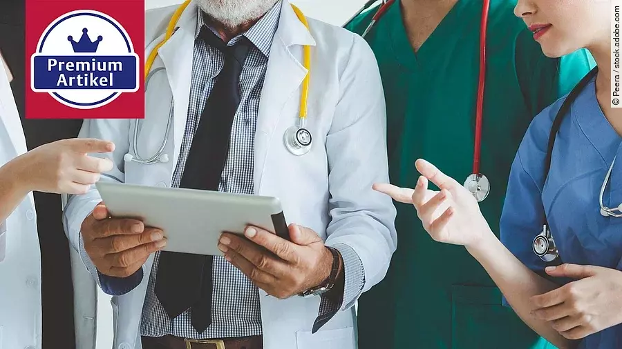 Ärzte-Konferenz mit Tablet