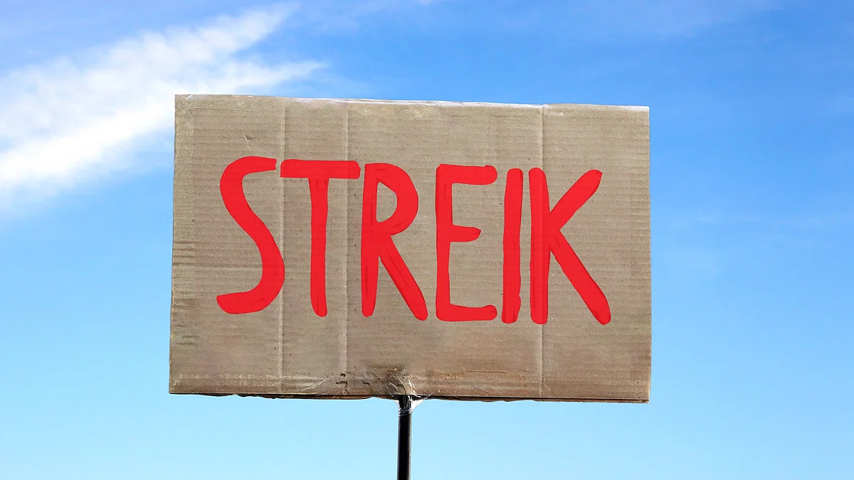 Streik-Schild Streik-Schild vor blauem Himmel