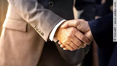 Handschlag zweier Geschäftsleute