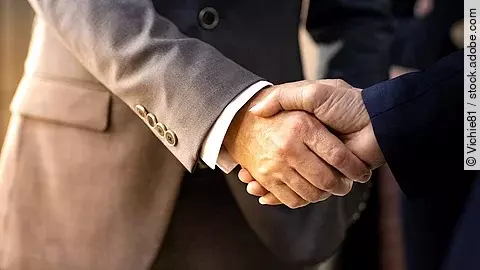 Handschlag zweier Geschäftsleute