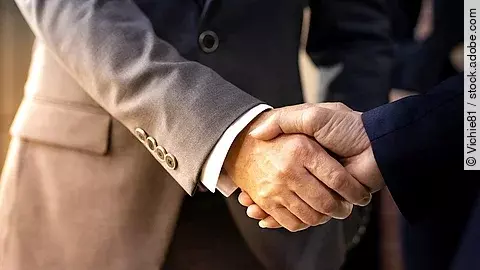 Handschlag zweier Geschäftsleute