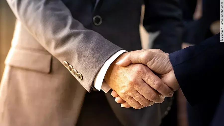 Handschlag zweier Geschäftsleute
