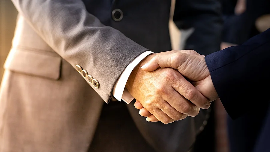 Handschlag zweier Geschäftsleute