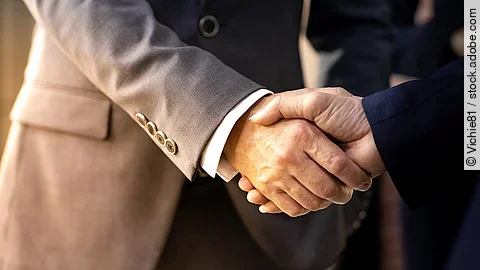Handschlag zweier Geschäftsleute