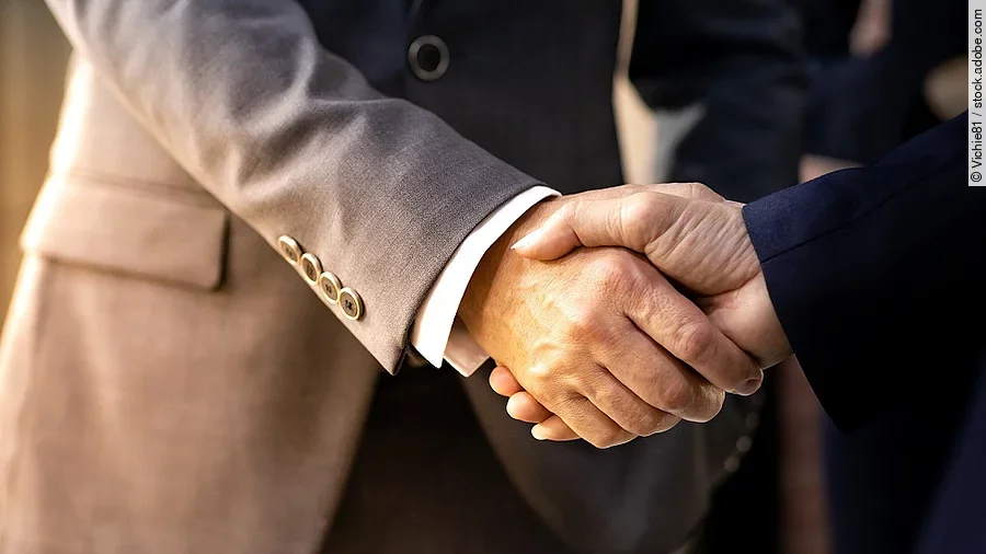 Handschlag zweier Geschäftsleute