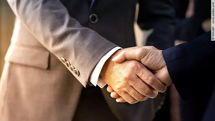Handschlag zweier Geschäftsleute