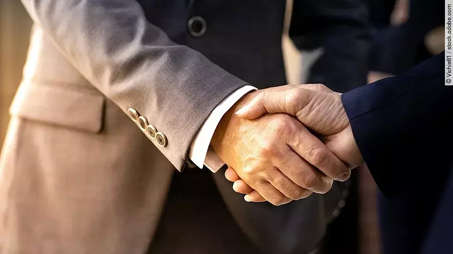 Handschlag zweier Geschäftsleute