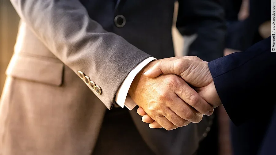 Handschlag zweier Geschäftsleute