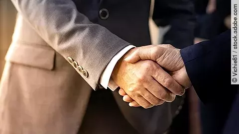 Handschlag zweier Geschäftsleute