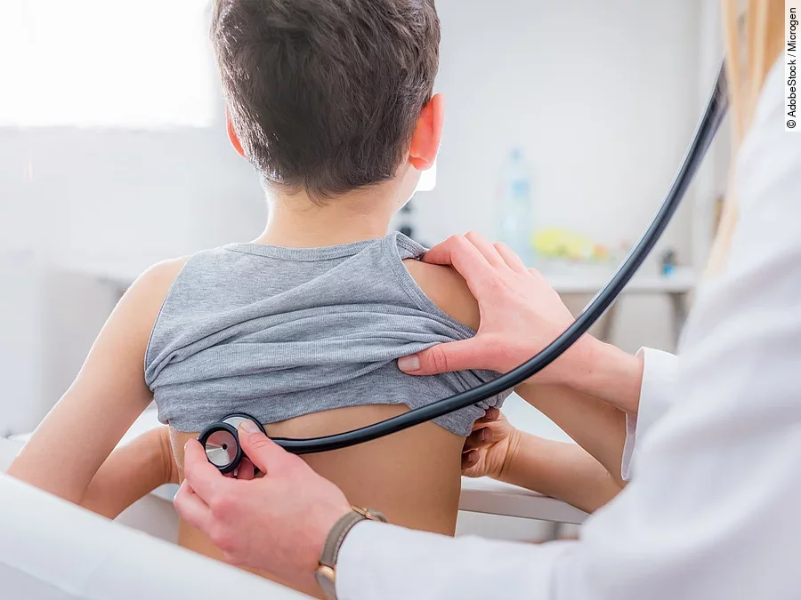 Kind bei Untersuchung