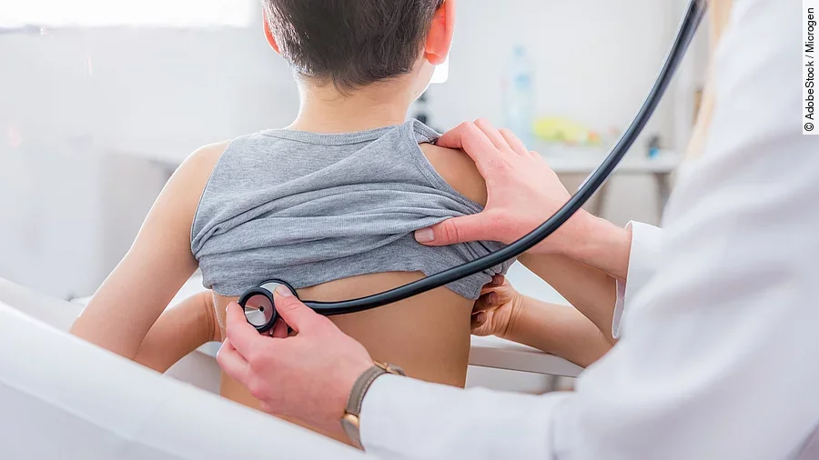 Kind bei Untersuchung